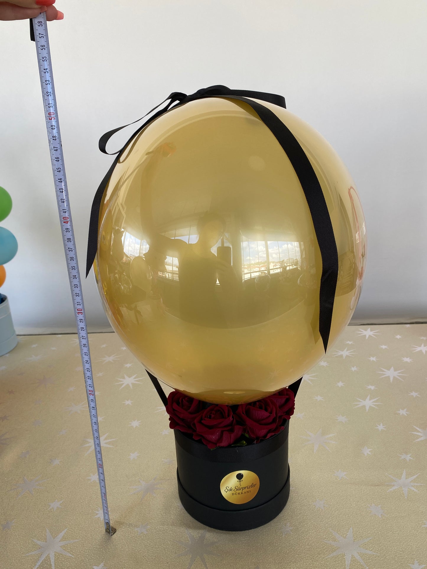 Kişiye Özel Mesajlı Hediye Balon – Gül Buketi Tabanlı, Bordo & Gold & Siyah Sevgiliye Lüks Hediye (8 Adet Gül)