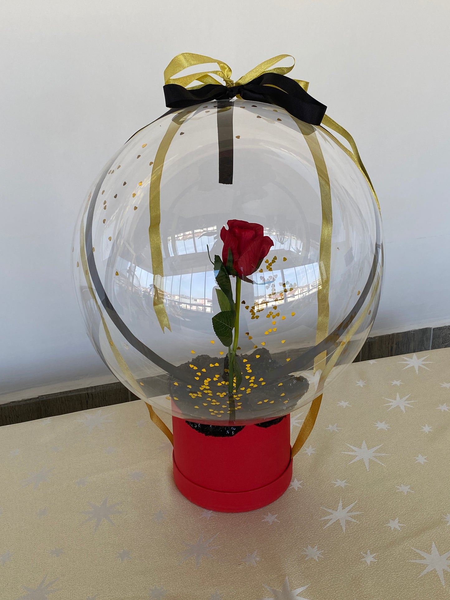 Kişiye Özel Mesajlı Hediye Balon – Çiçek Aranjmanlı, Altın & Kalp Konfetili Lüks Hediye