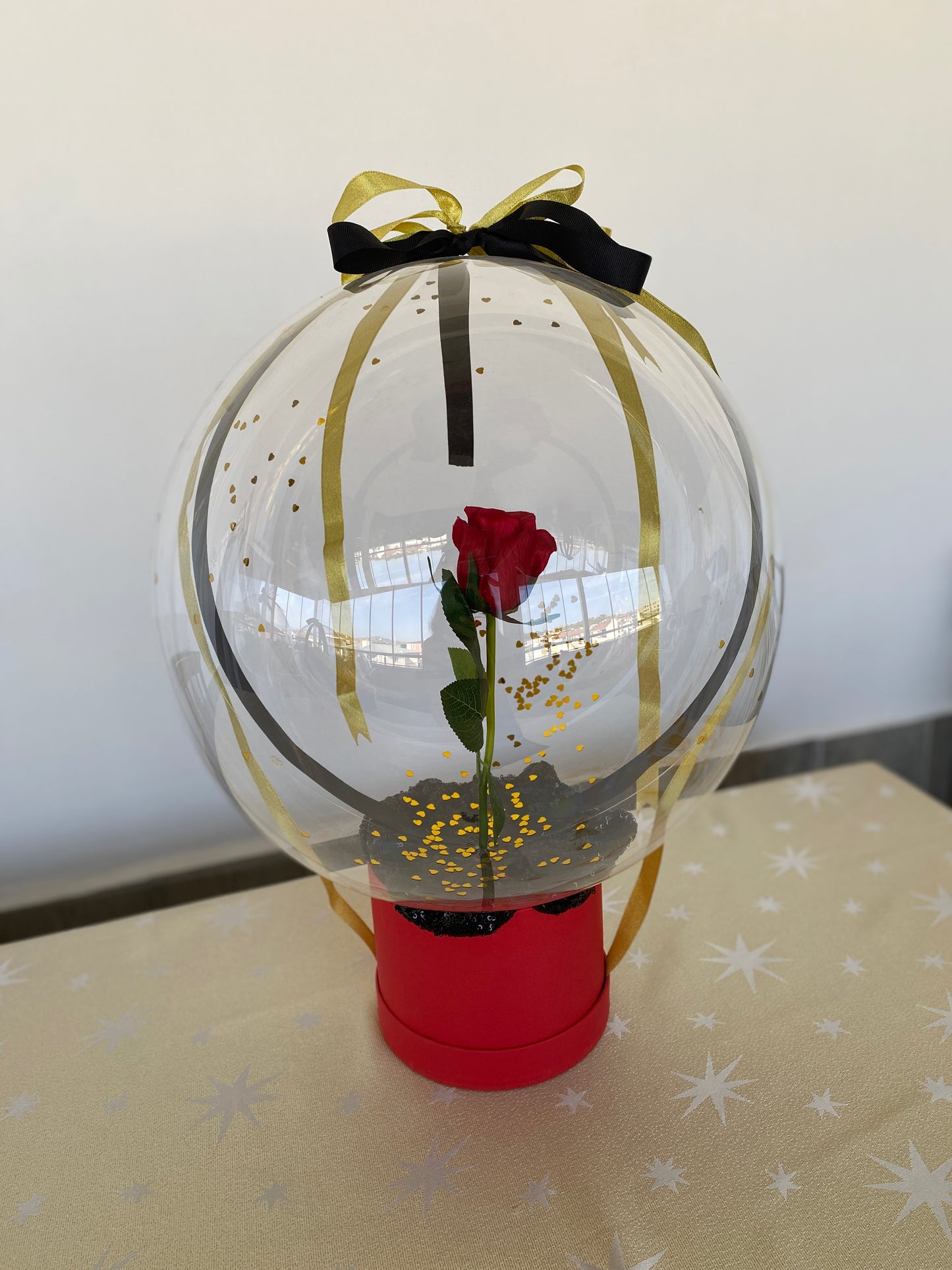 Kişiye Özel Mesajlı Hediye Balon – Çiçek Aranjmanlı, Altın & Kalp Konfetili Lüks Hediye