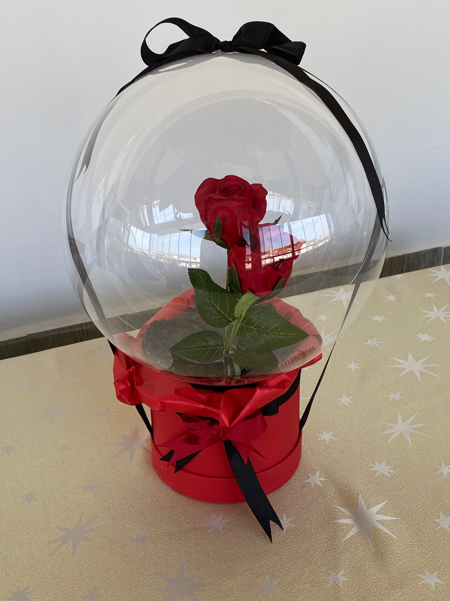 Kişiye Özel Mesajlı Hediye Balon – Çift gül & kırmızı & siyah süslemeli Lüks Hediye