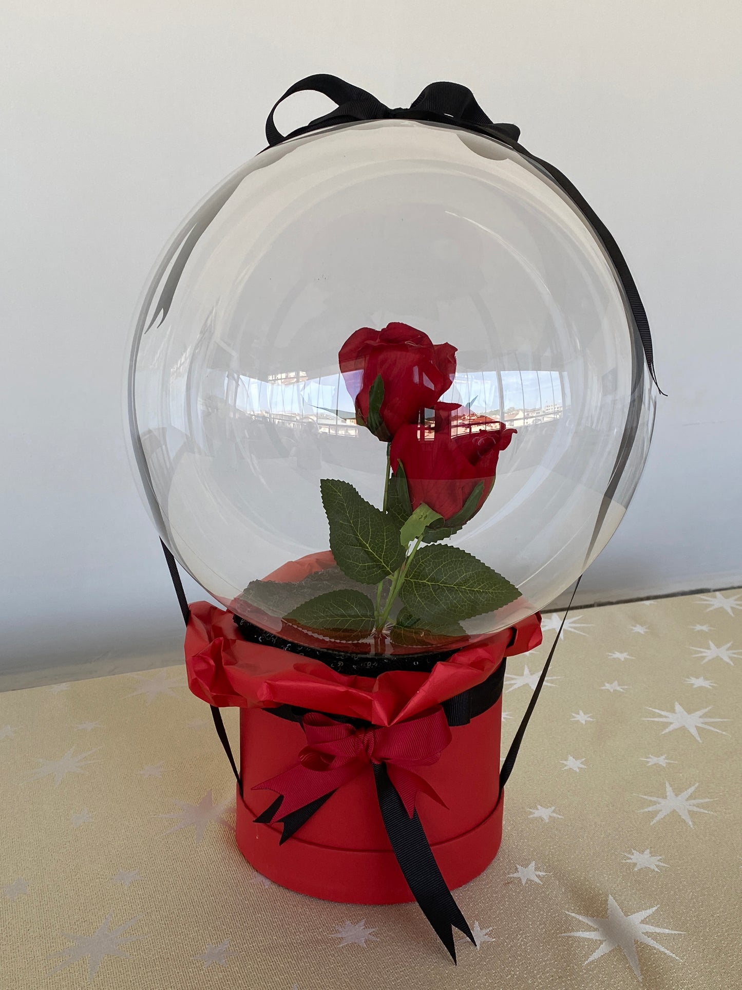 Kişiye Özel Mesajlı Hediye Balon – Çift gül & kırmızı & siyah süslemeli Lüks Hediye
