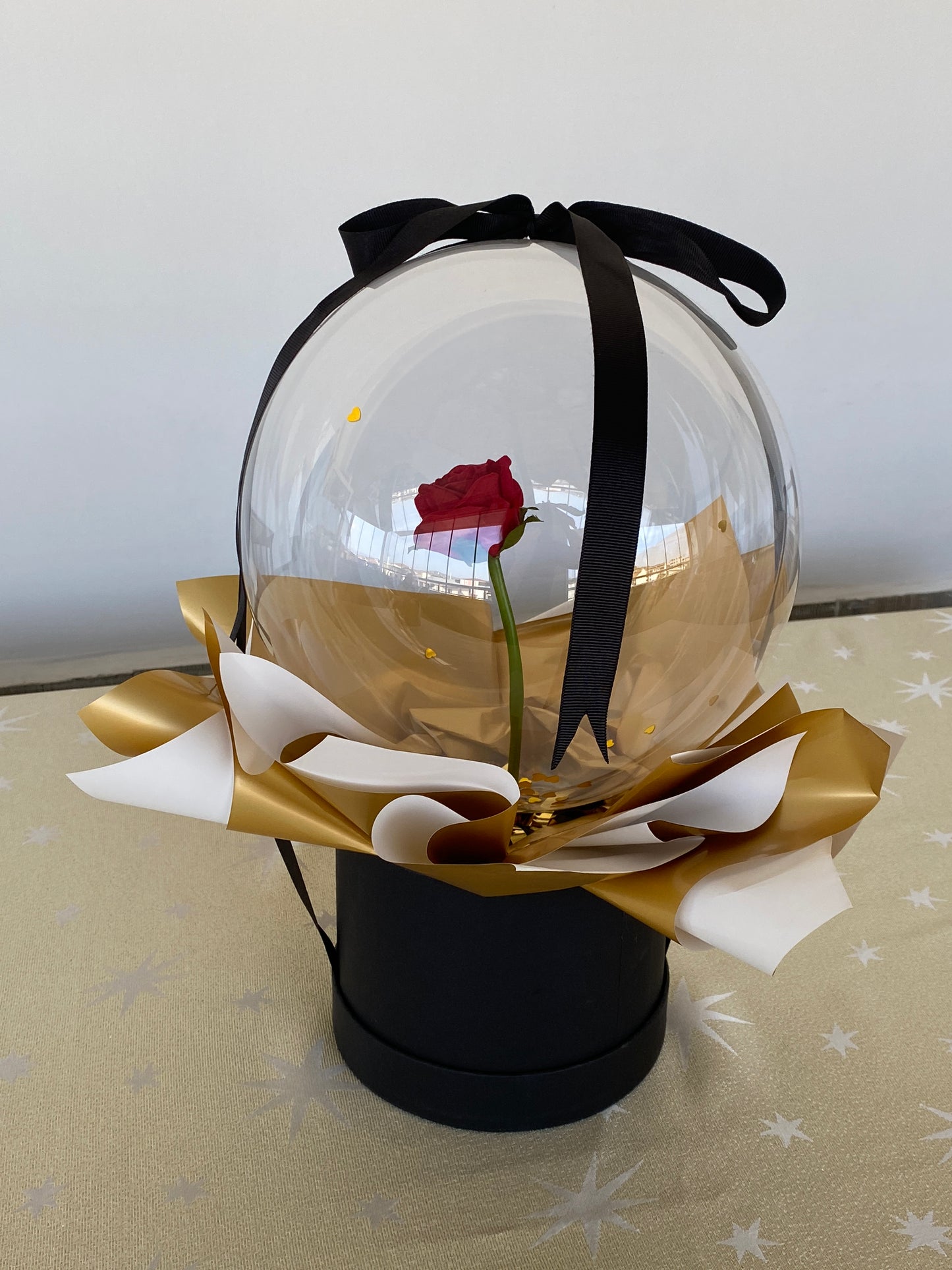 Kişiye Özel Mesajlı Hediye Balon – Gül & gold & siyah detaylı , Altın & Kalp Konfetili Lüks Hediye