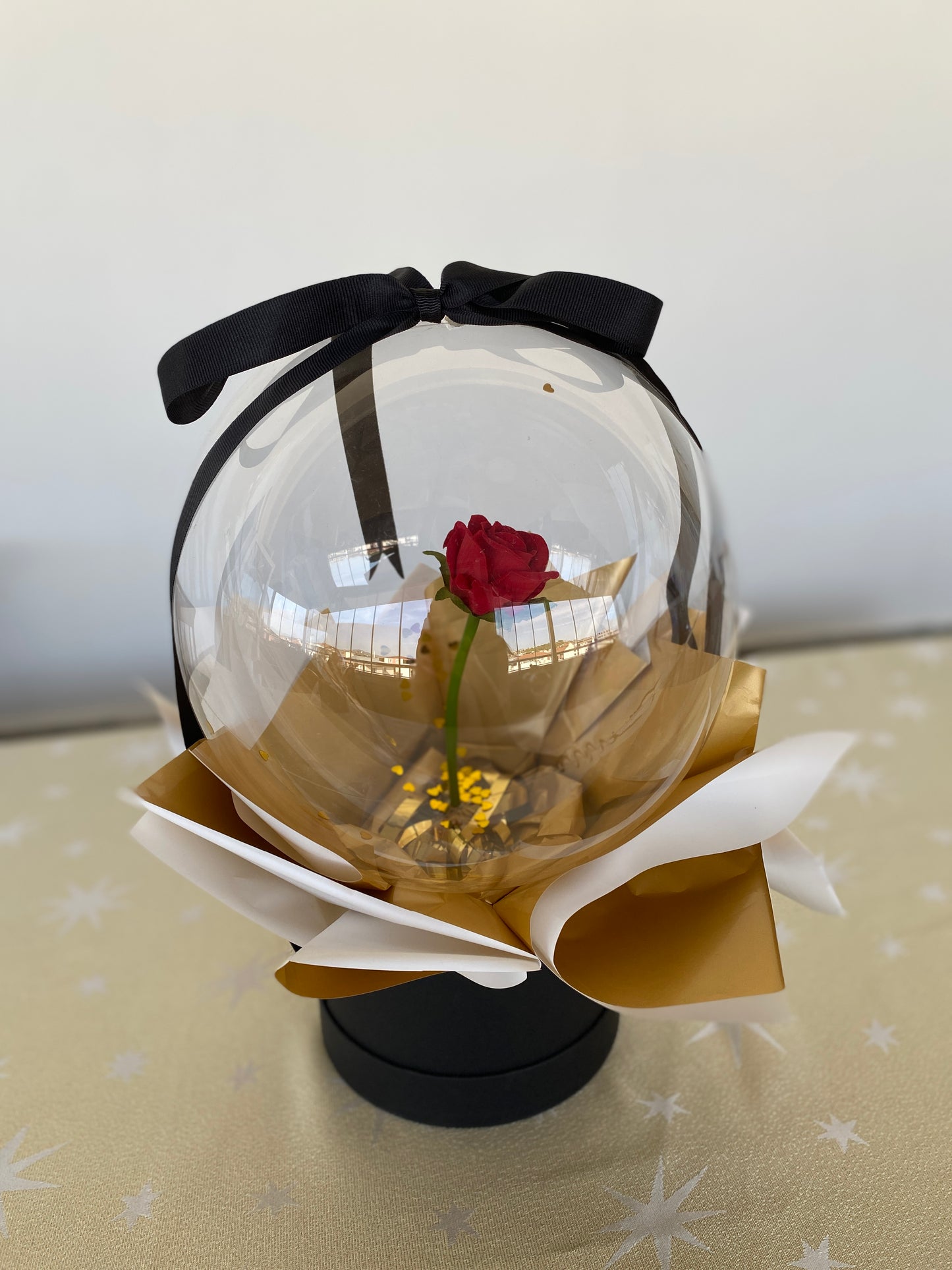 Kişiye Özel Mesajlı Hediye Balon – Gül & gold & siyah detaylı , Altın & Kalp Konfetili Lüks Hediye