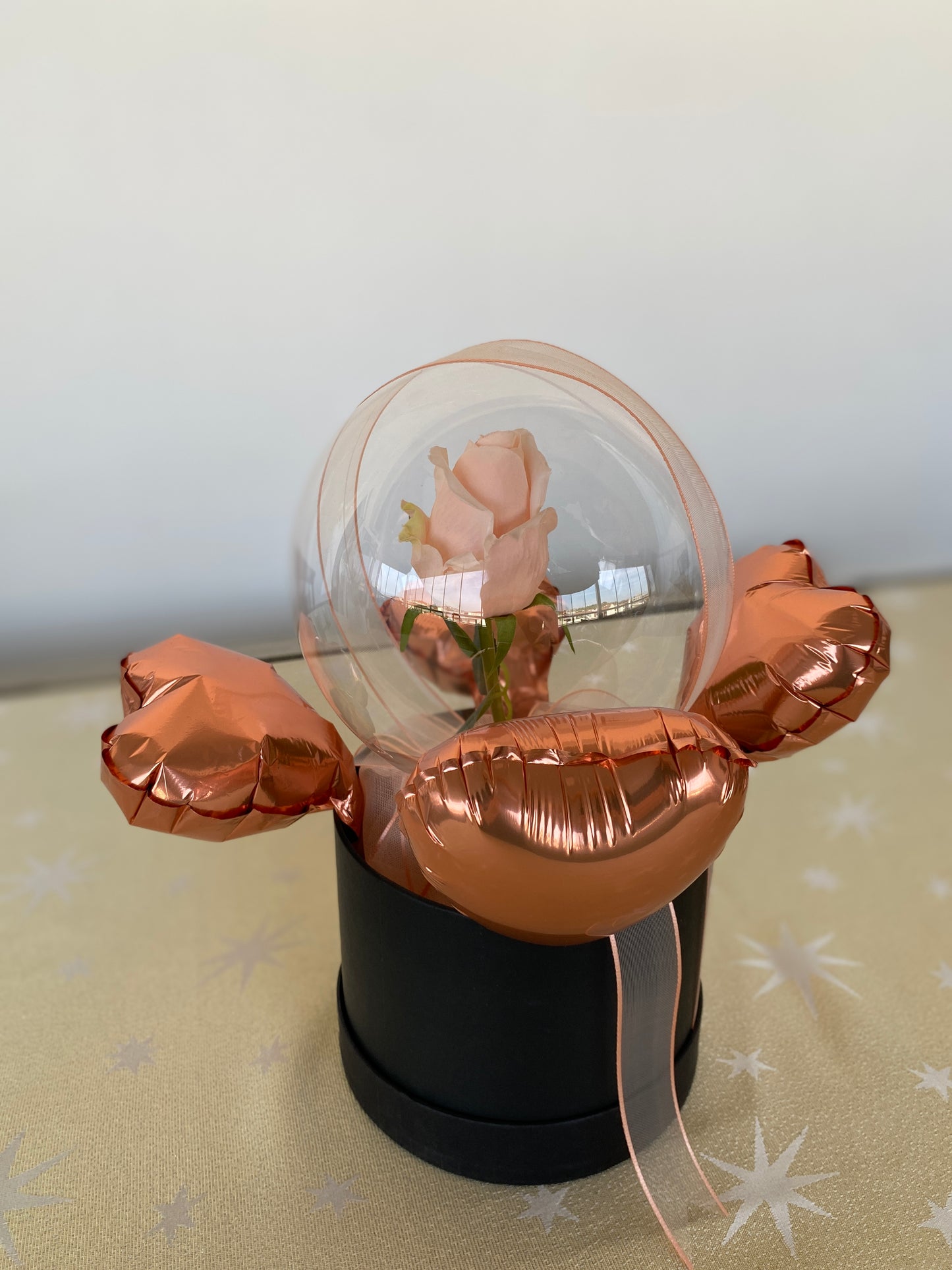 Kişiye Özel Mesajlı Hediye Balon – Mini kalp balonlarla donatılmış tek pastel pembe gül & siyah & somon & pudra pembe renk & kurdele detaylı Lüks Hediye