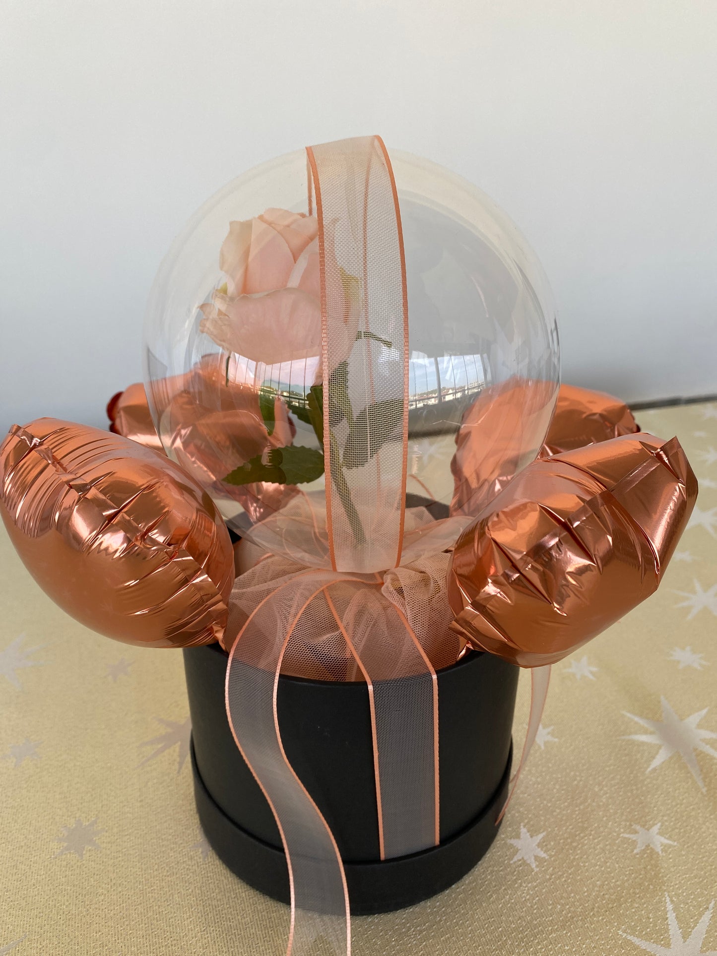 Kişiye Özel Mesajlı Hediye Balon – Mini kalp balonlarla donatılmış tek pastel pembe gül & siyah & somon & pudra pembe renk & kurdele detaylı Lüks Hediye