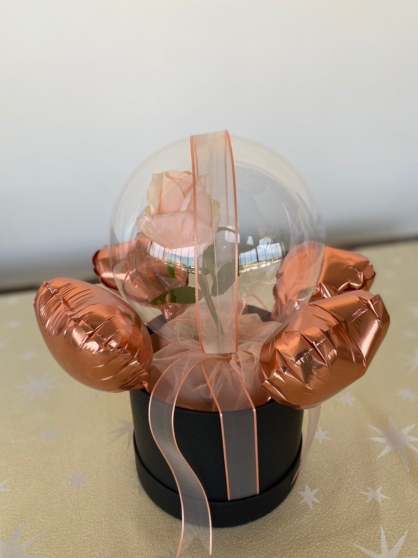 Kişiye Özel Mesajlı Hediye Balon – Mini kalp balonlarla donatılmış tek pastel pembe gül & siyah & somon & pudra pembe renk & kurdele detaylı Lüks Hediye