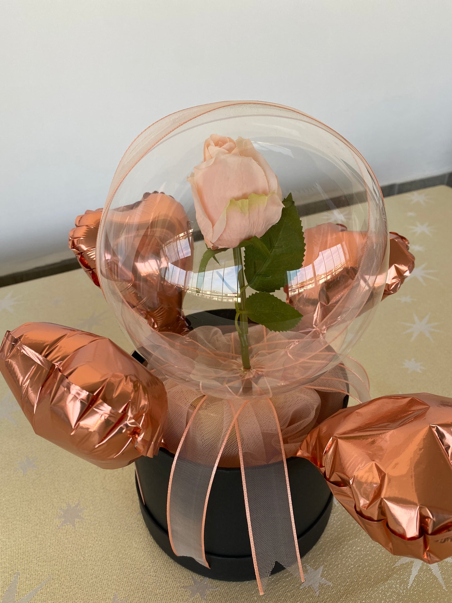 Kişiye Özel Mesajlı Hediye Balon – Mini kalp balonlarla donatılmış tek pastel pembe gül & siyah & somon & pudra pembe renk & kurdele detaylı Lüks Hediye