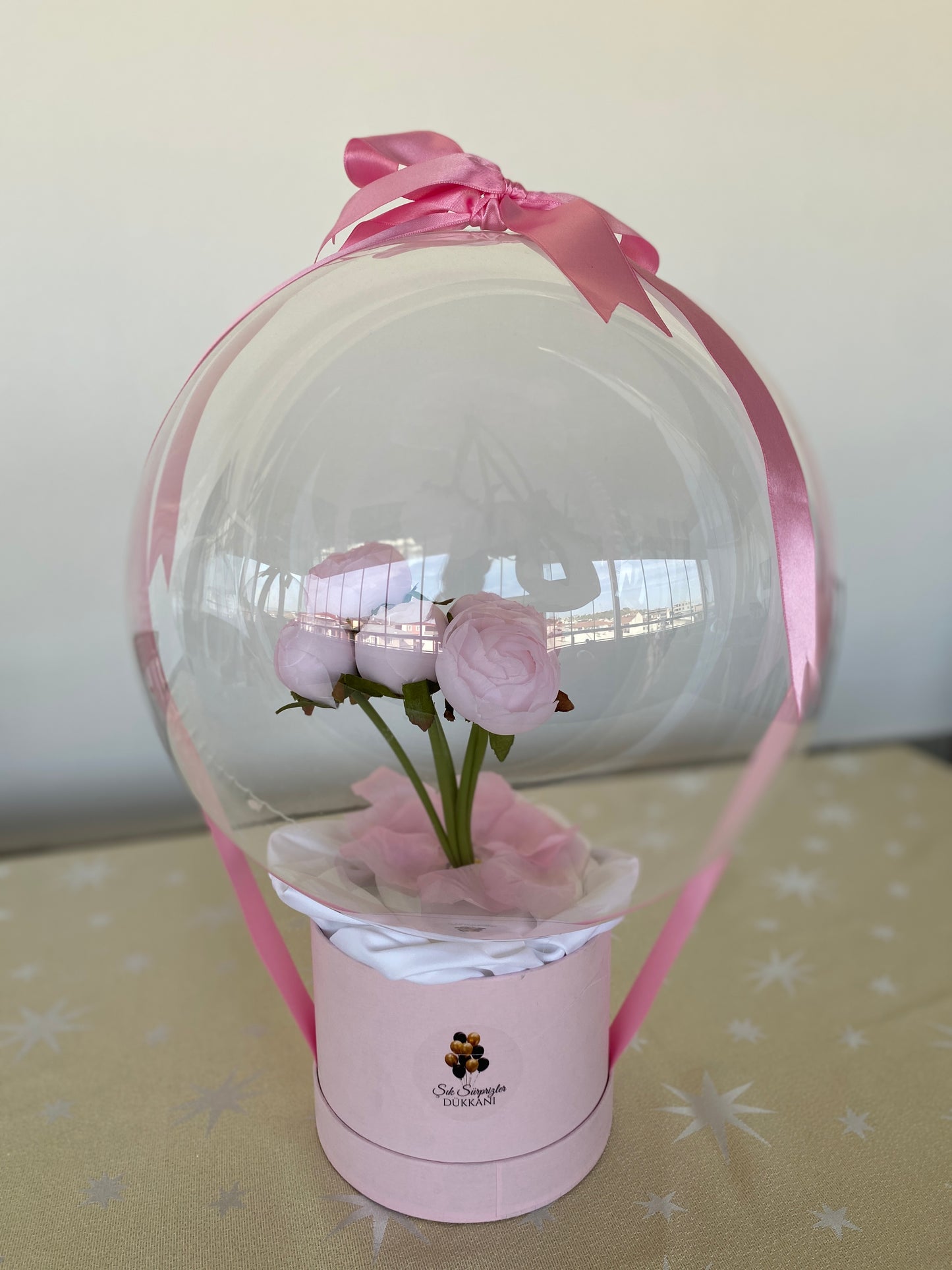 Kişiye Özel Mesajlı Hediye Balon – Pembe şakayık Çiçek Aranjmanlı, Pembe süslemeli Lüks Hediye