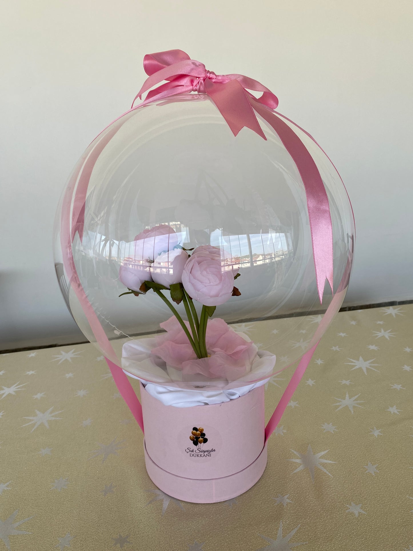 Kişiye Özel Mesajlı Hediye Balon – Pembe şakayık Çiçek Aranjmanlı, Pembe süslemeli Lüks Hediye