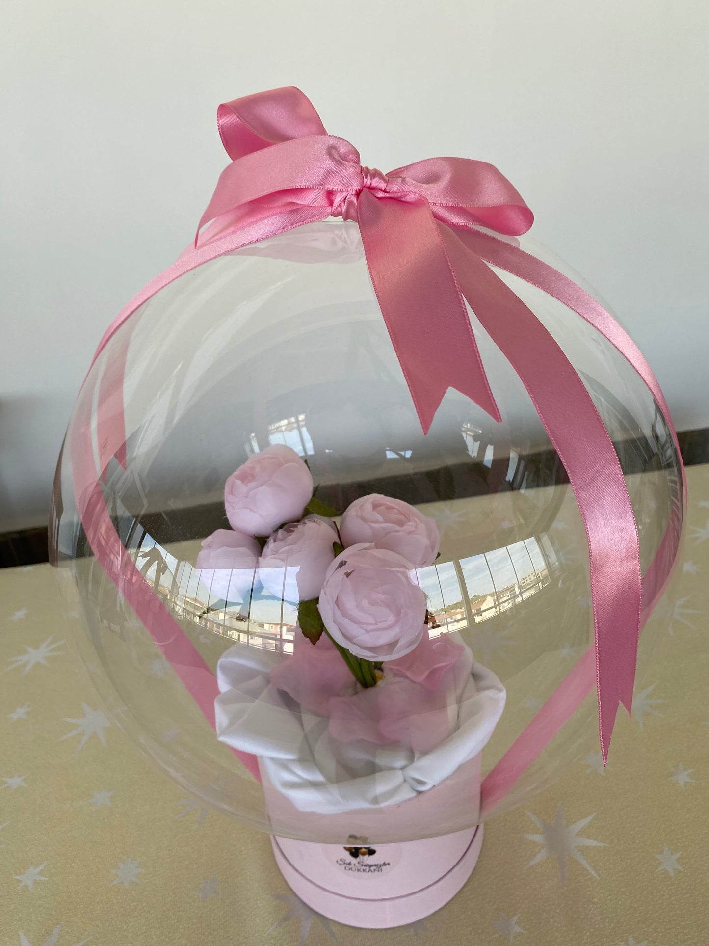 Kişiye Özel Mesajlı Hediye Balon – Pembe şakayık Çiçek Aranjmanlı, Pembe süslemeli Lüks Hediye