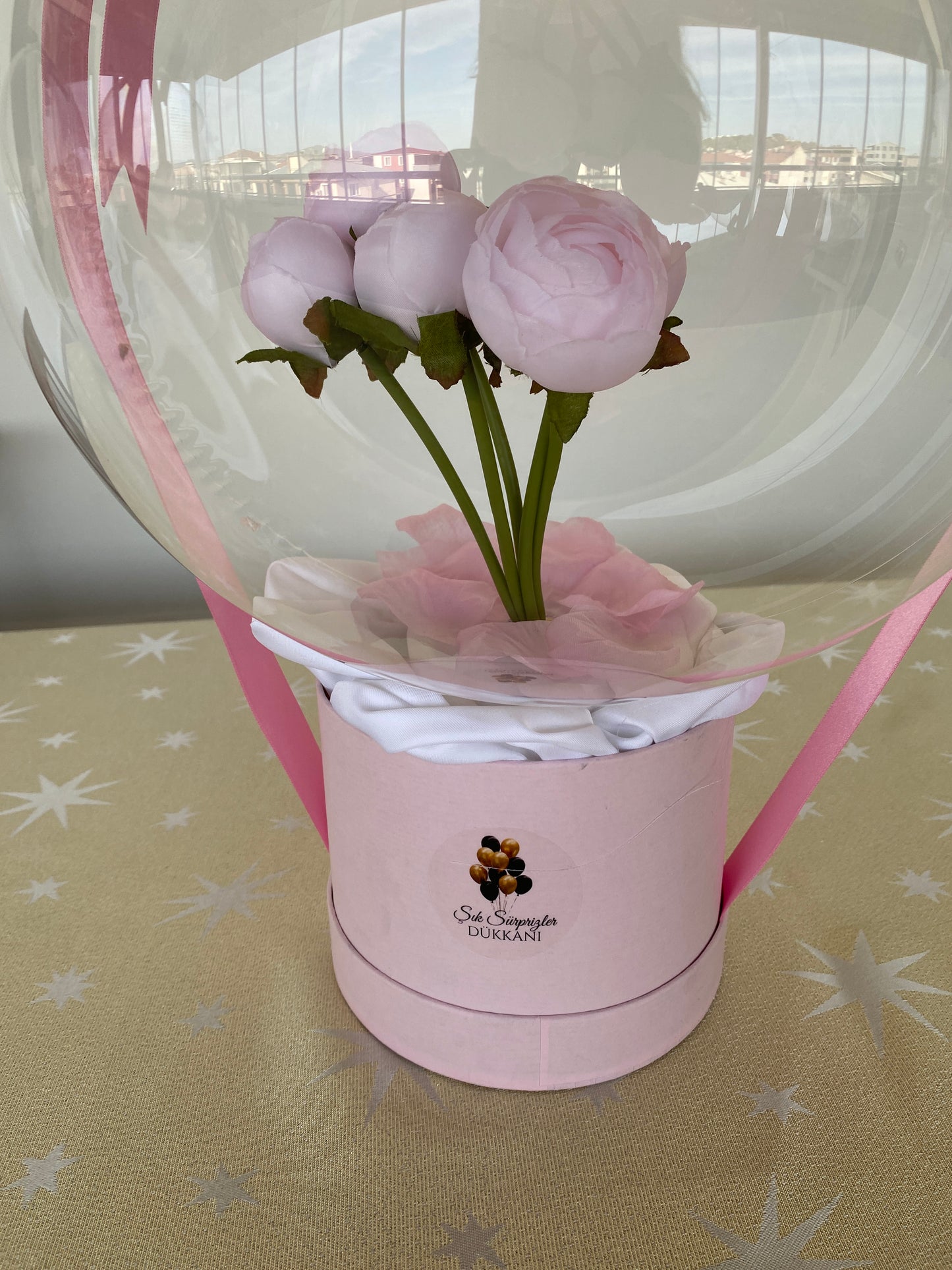 Kişiye Özel Mesajlı Hediye Balon – Pembe şakayık Çiçek Aranjmanlı, Pembe süslemeli Lüks Hediye