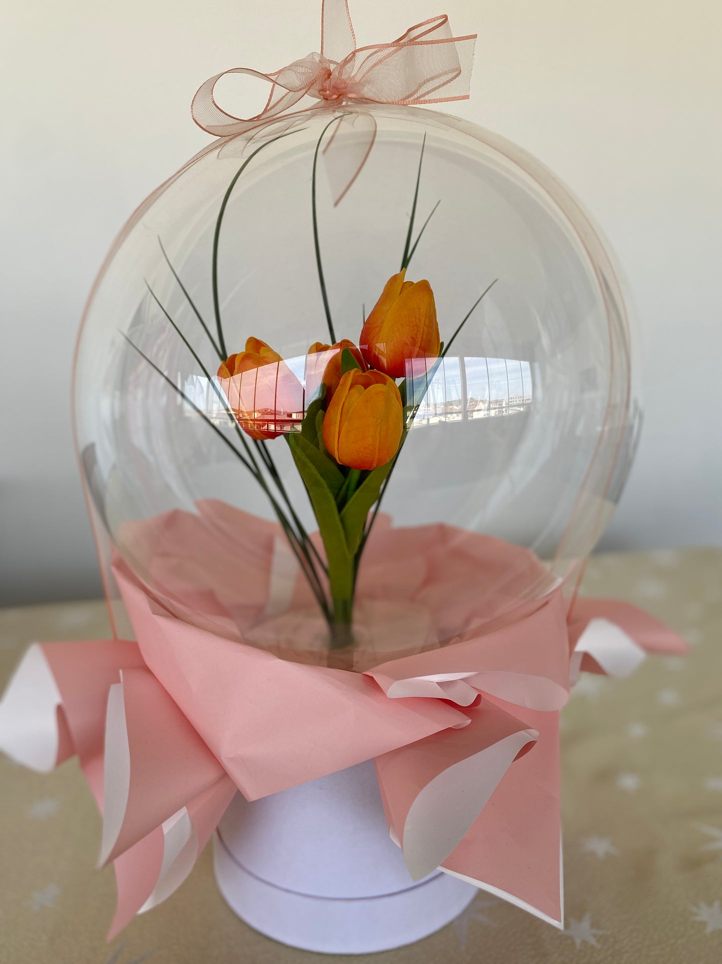 Kişiye Özel Mesajlı Hediye Balon – Turuncu Lale Çiçek Aranjmanlı, Özel Süslemeli Lüks Hediye & Limited Edition