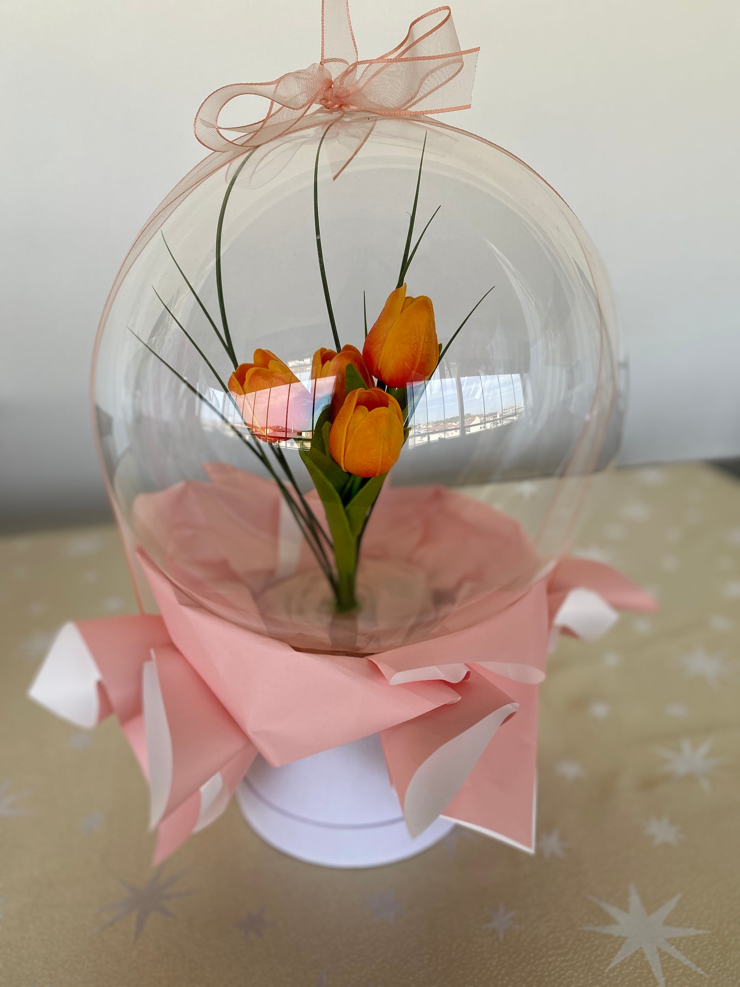 Kişiye Özel Mesajlı Hediye Balon – Turuncu Lale Çiçek Aranjmanlı, Özel Süslemeli Lüks Hediye & Limited Edition