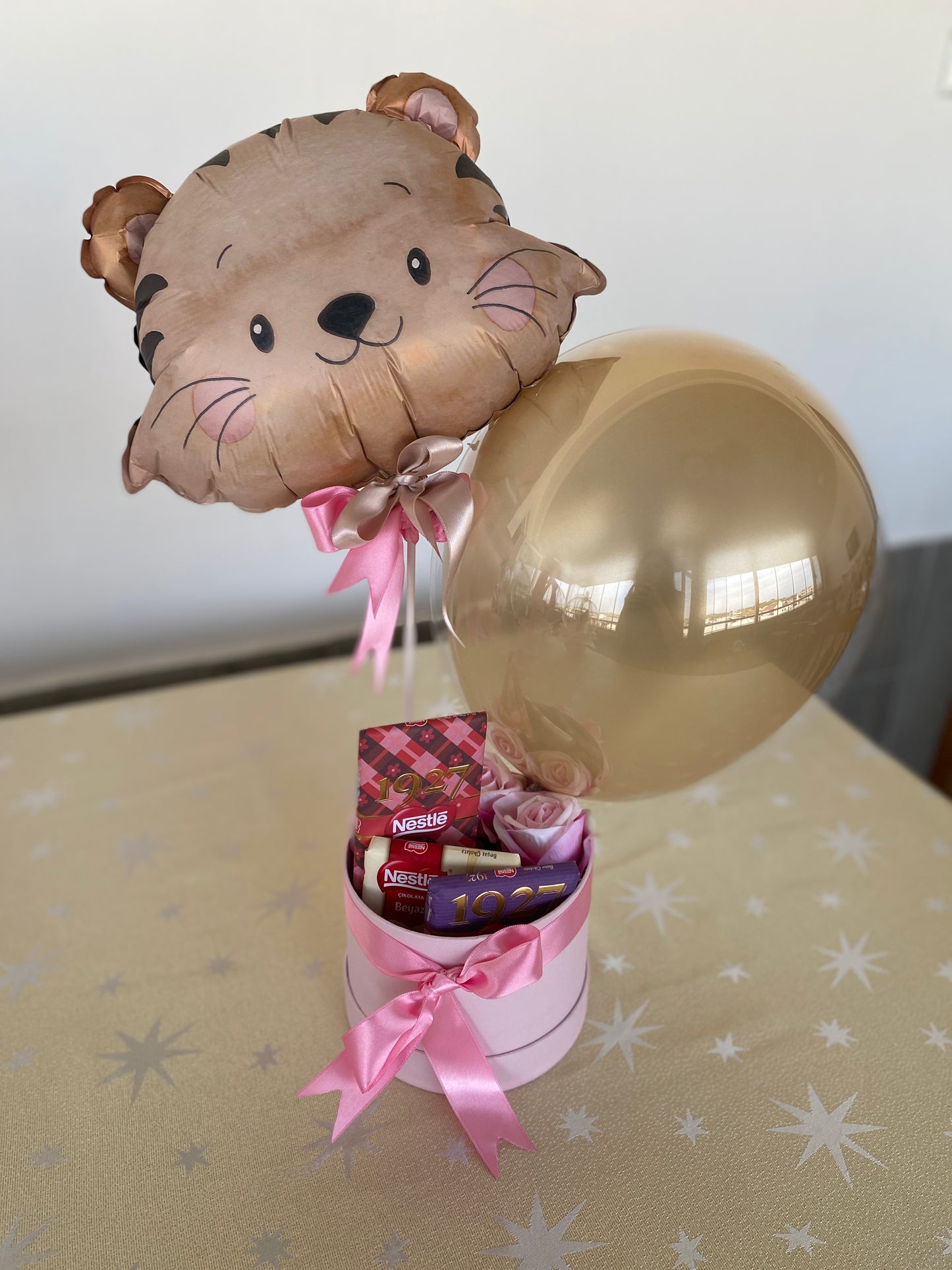 Kişiye Özel Mesajlı Hediye Balon – Çikolata Kutusu & Kedi Tasarım Balon, Gold & Pembe Detaylı Lüks Hediye
