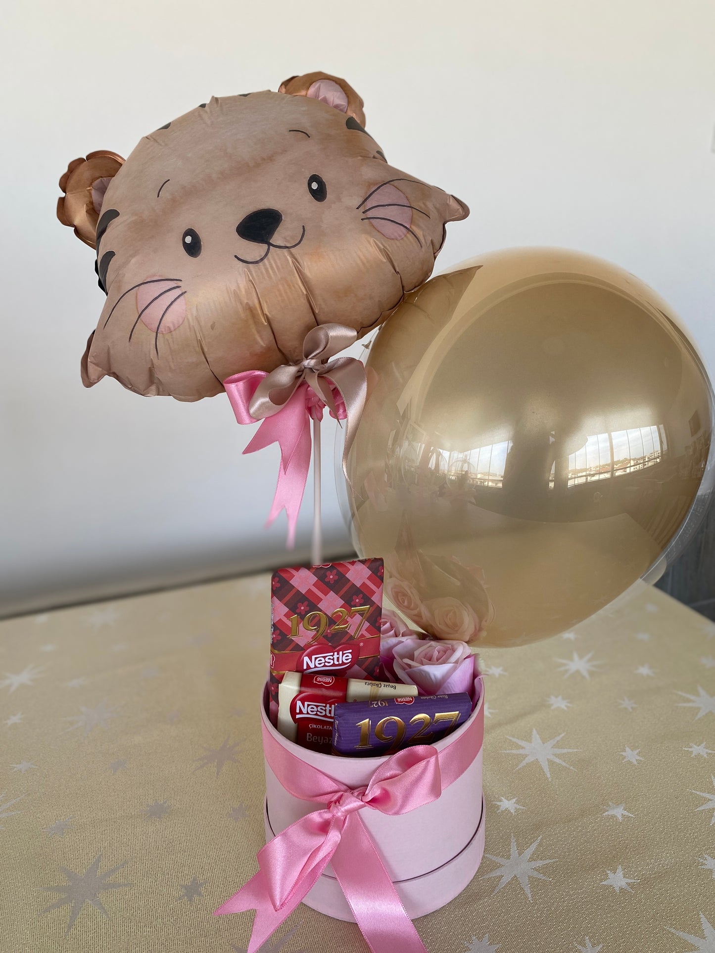 Kişiye Özel Mesajlı Hediye Balon – Çikolata Kutusu & Kedi Tasarım Balon, Gold & Pembe Detaylı Lüks Hediye