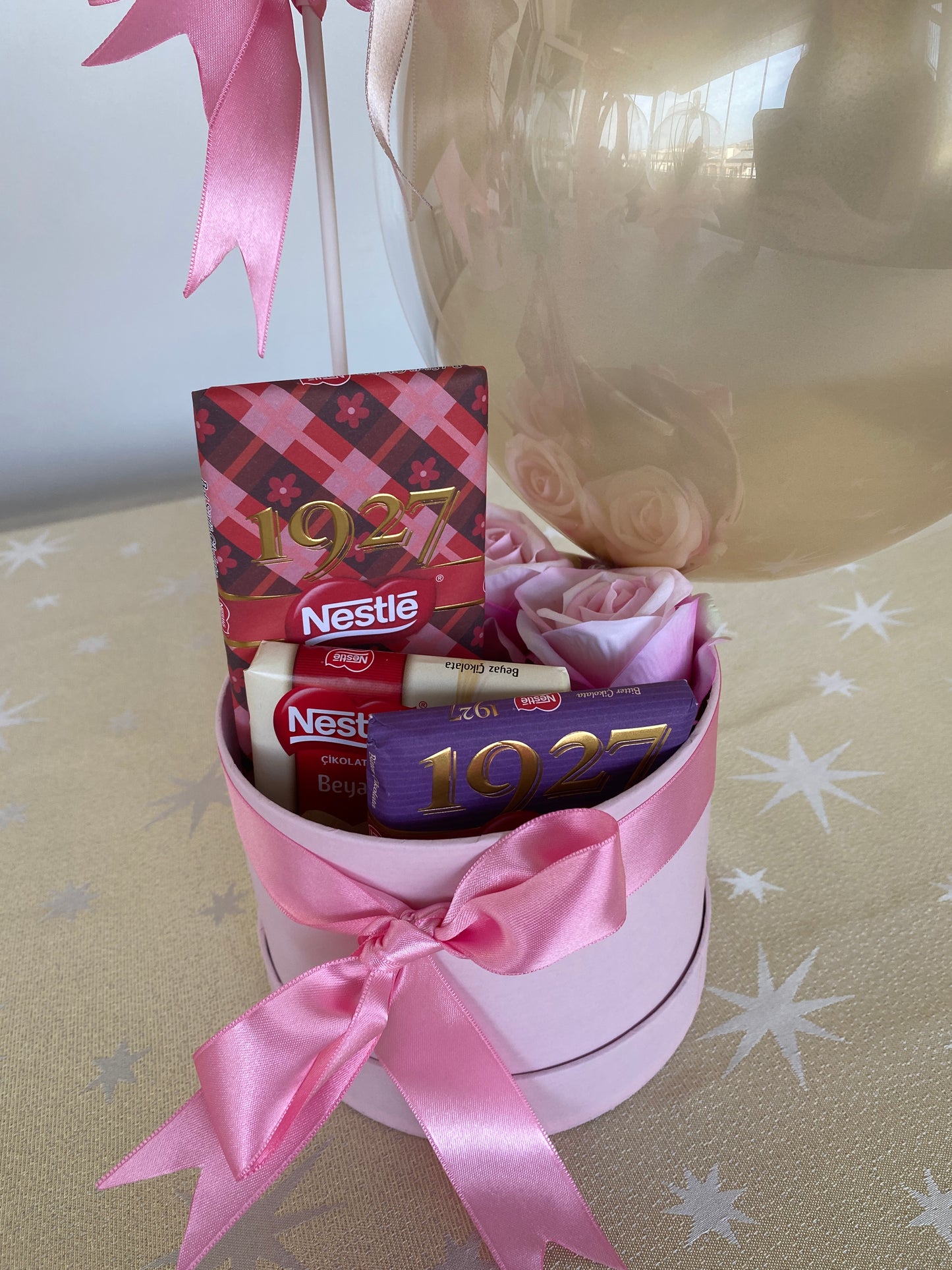 Kişiye Özel Mesajlı Hediye Balon – Çikolata Kutusu & Kedi Tasarım Balon, Gold & Pembe Detaylı Lüks Hediye