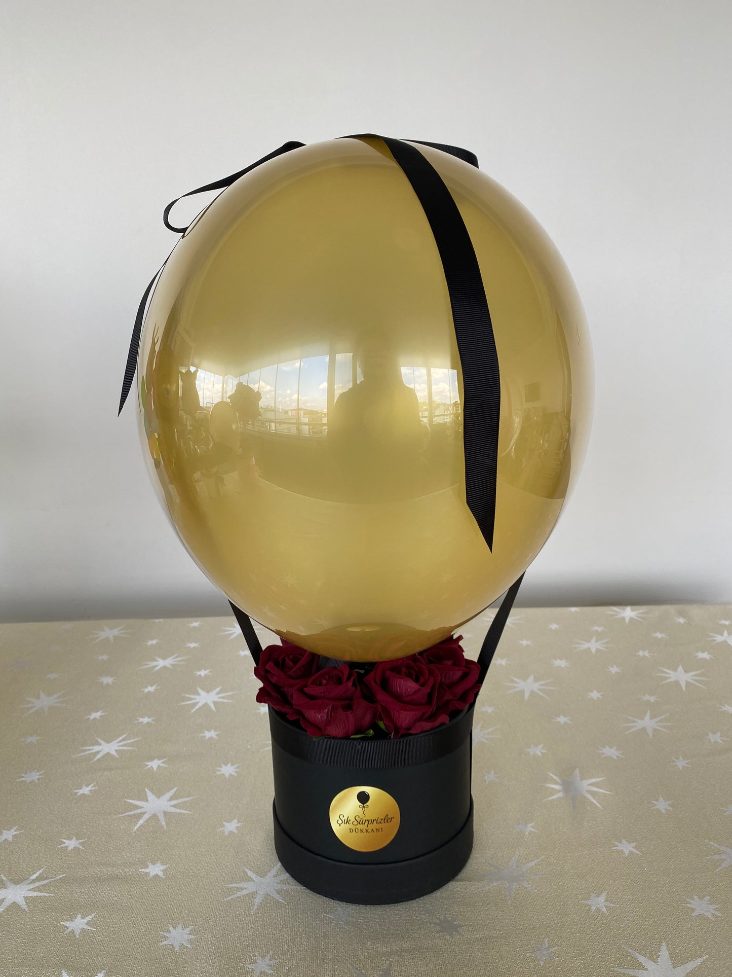 Kişiye Özel Mesajlı Hediye Balon – Gül Buketi Tabanlı, Bordo & Gold & Siyah Sevgiliye Lüks Hediye (8 Adet Gül)