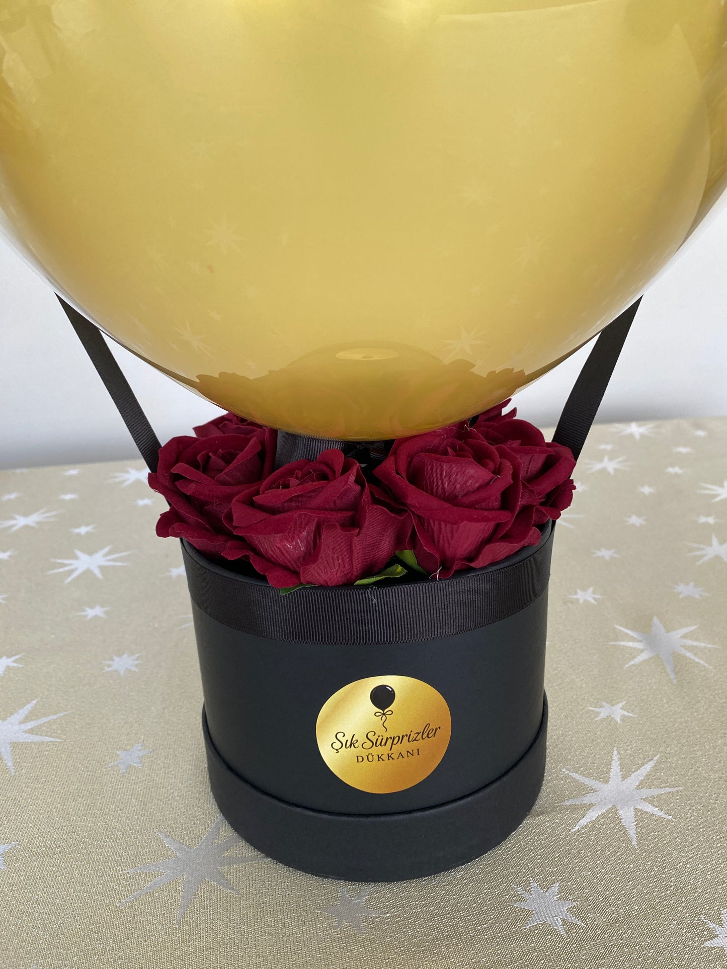 Kişiye Özel Mesajlı Hediye Balon – Gül Buketi Tabanlı, Bordo & Gold & Siyah Sevgiliye Lüks Hediye (8 Adet Gül)