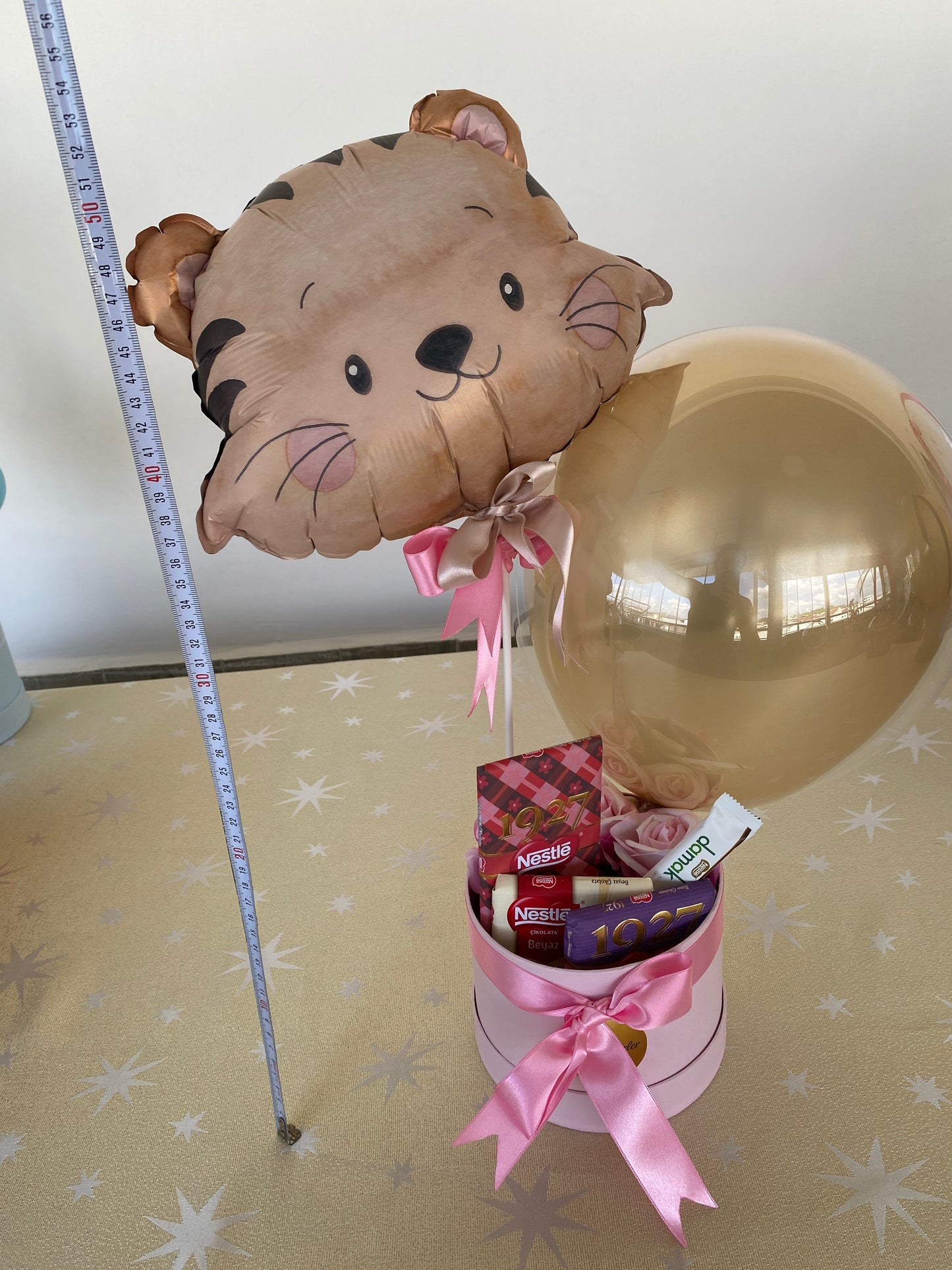 Kişiye Özel Mesajlı Hediye Balon – Çikolata Kutusu & Kedi Tasarım Balon, Gold & Pembe Detaylı Lüks Hediye