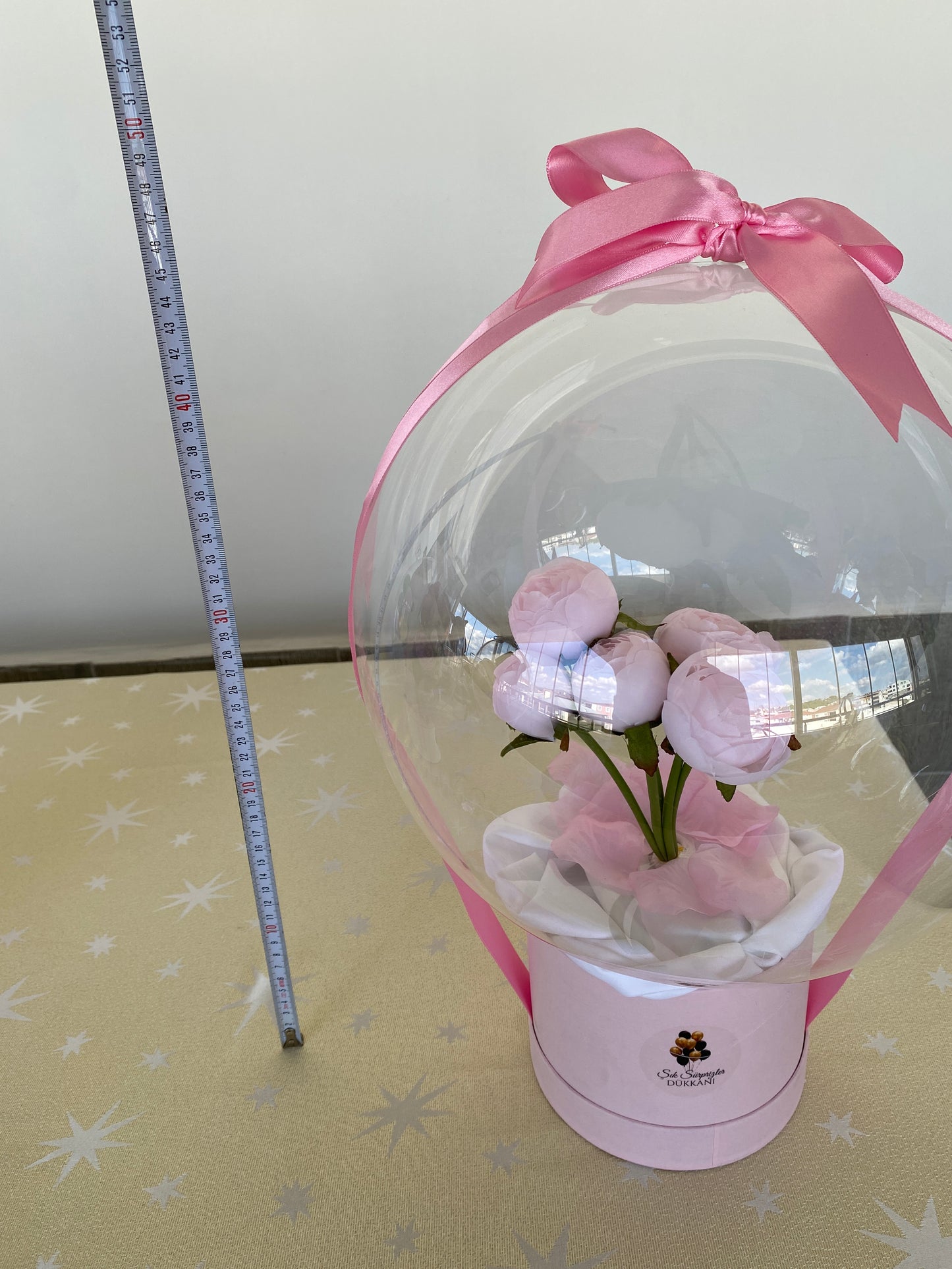 Kişiye Özel Mesajlı Hediye Balon – Pembe şakayık Çiçek Aranjmanlı, Pembe süslemeli Lüks Hediye