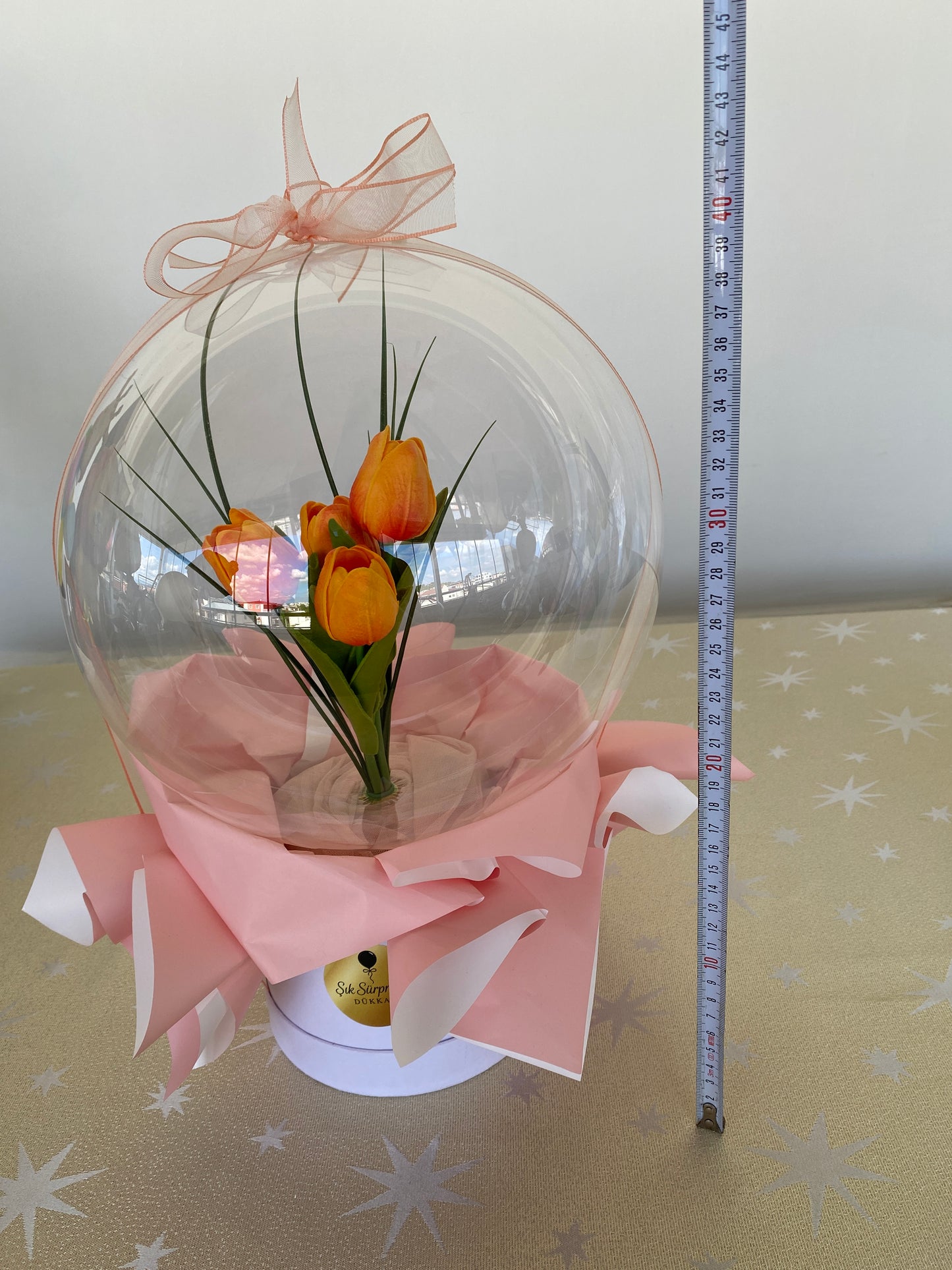 Kişiye Özel Mesajlı Hediye Balon – Turuncu Lale Çiçek Aranjmanlı, Özel Süslemeli Lüks Hediye & Limited Edition