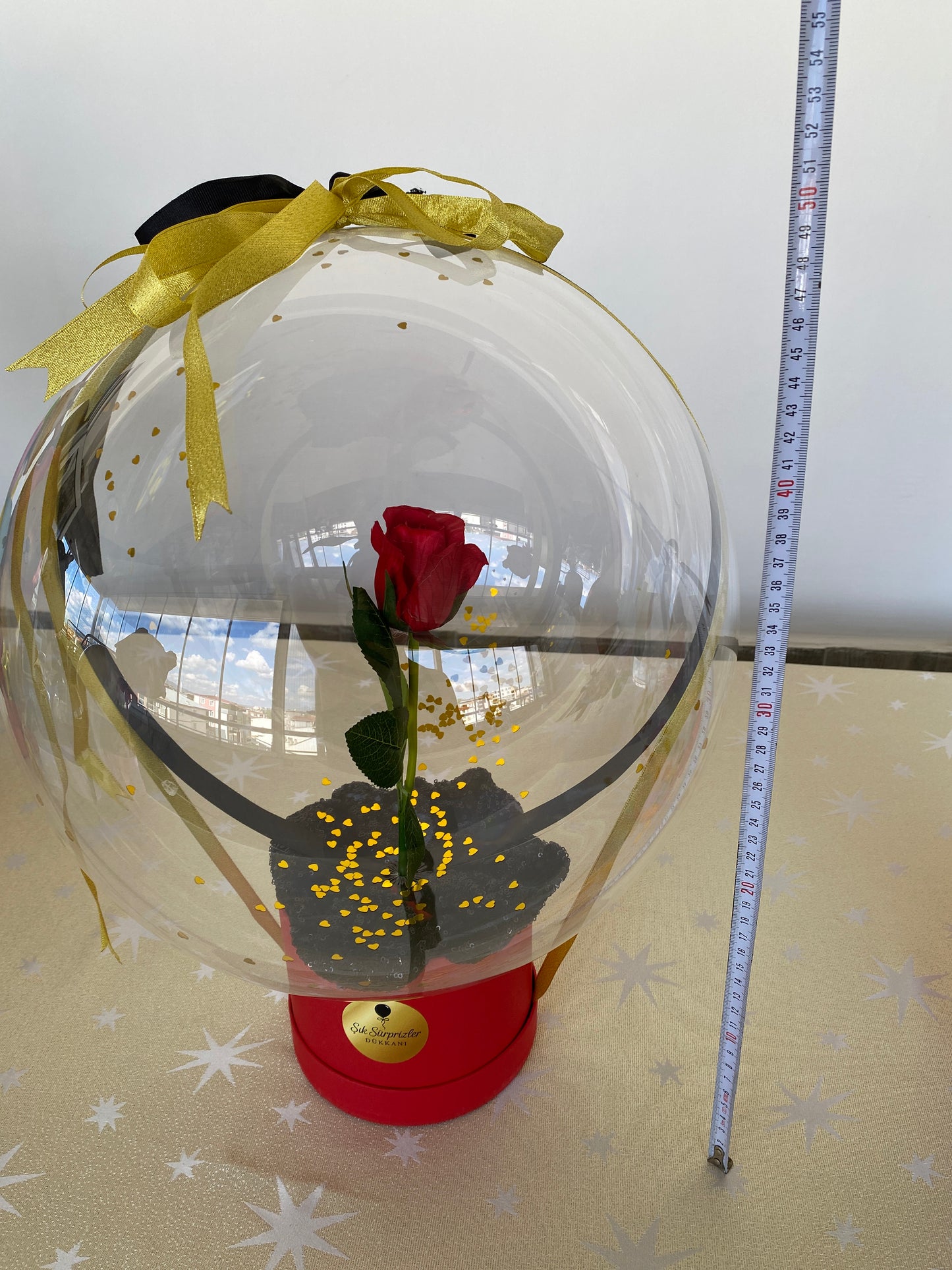 Kişiye Özel Mesajlı Hediye Balon – Çiçek Aranjmanlı, Altın & Kalp Konfetili Lüks Hediye