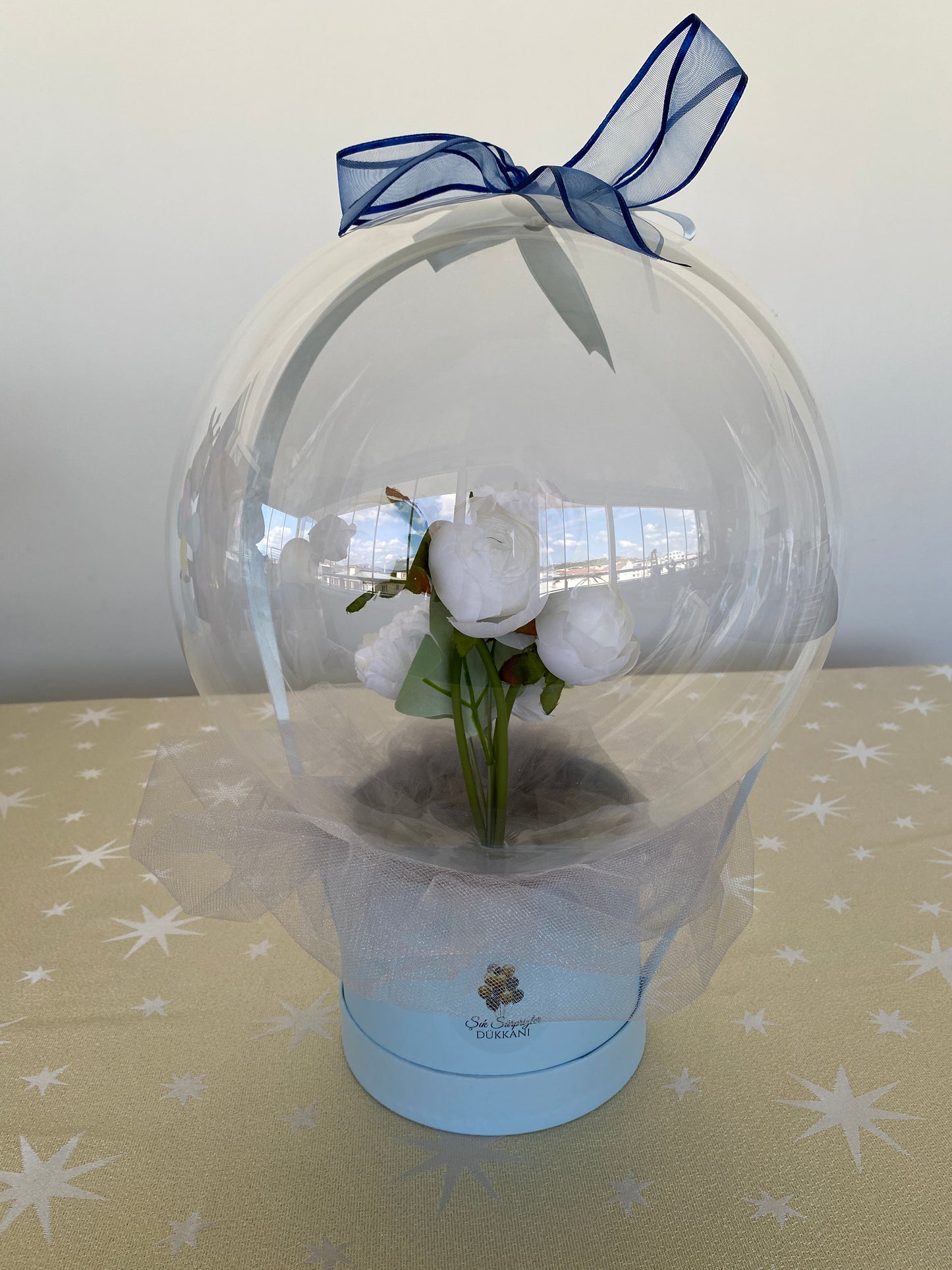 Kişiye Özel Mesajlı Hediye Balon – Şakayık Çiçek Aranjmanlı, Mavi & beyaz & Sevgiliye Lüks Hediye