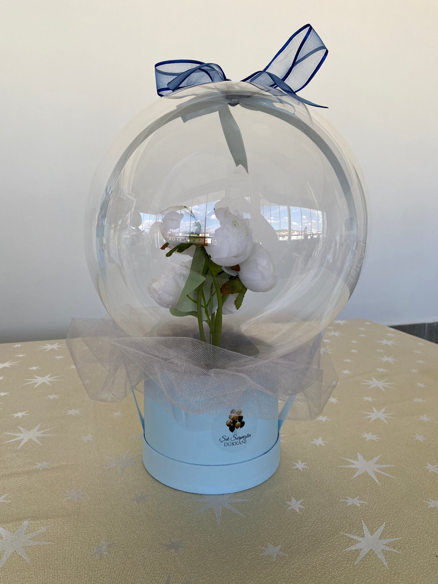 Kişiye Özel Mesajlı Hediye Balon – Şakayık Çiçek Aranjmanlı, Mavi & beyaz & Sevgiliye Lüks Hediye